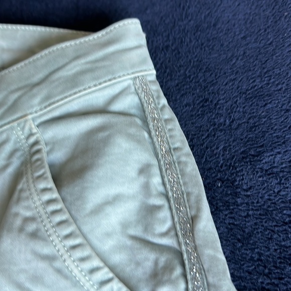 Gorgeous light green jeans - Picture 3 of 5